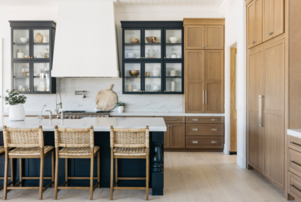 Dapur dengan konsep dapur berwarna netral dan aksen kayu